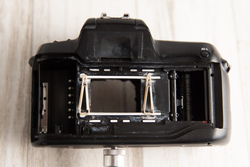 まずはジャンク（500~980円以下で手に入る）フィルムカメラを分解して、裏蓋とシャッター、ミラーを取り外します。