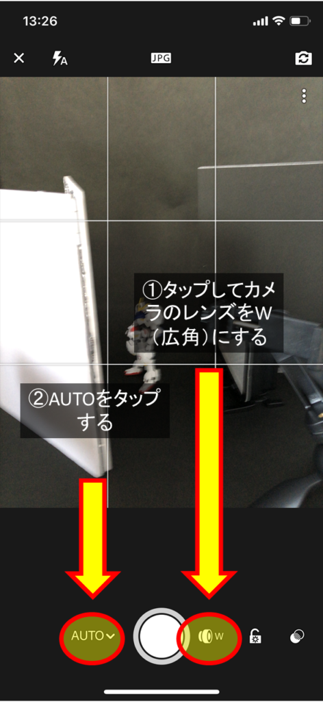 まずlightroomモバイルアプリを開いたら、右下にあるカメラのマークをタップ。
