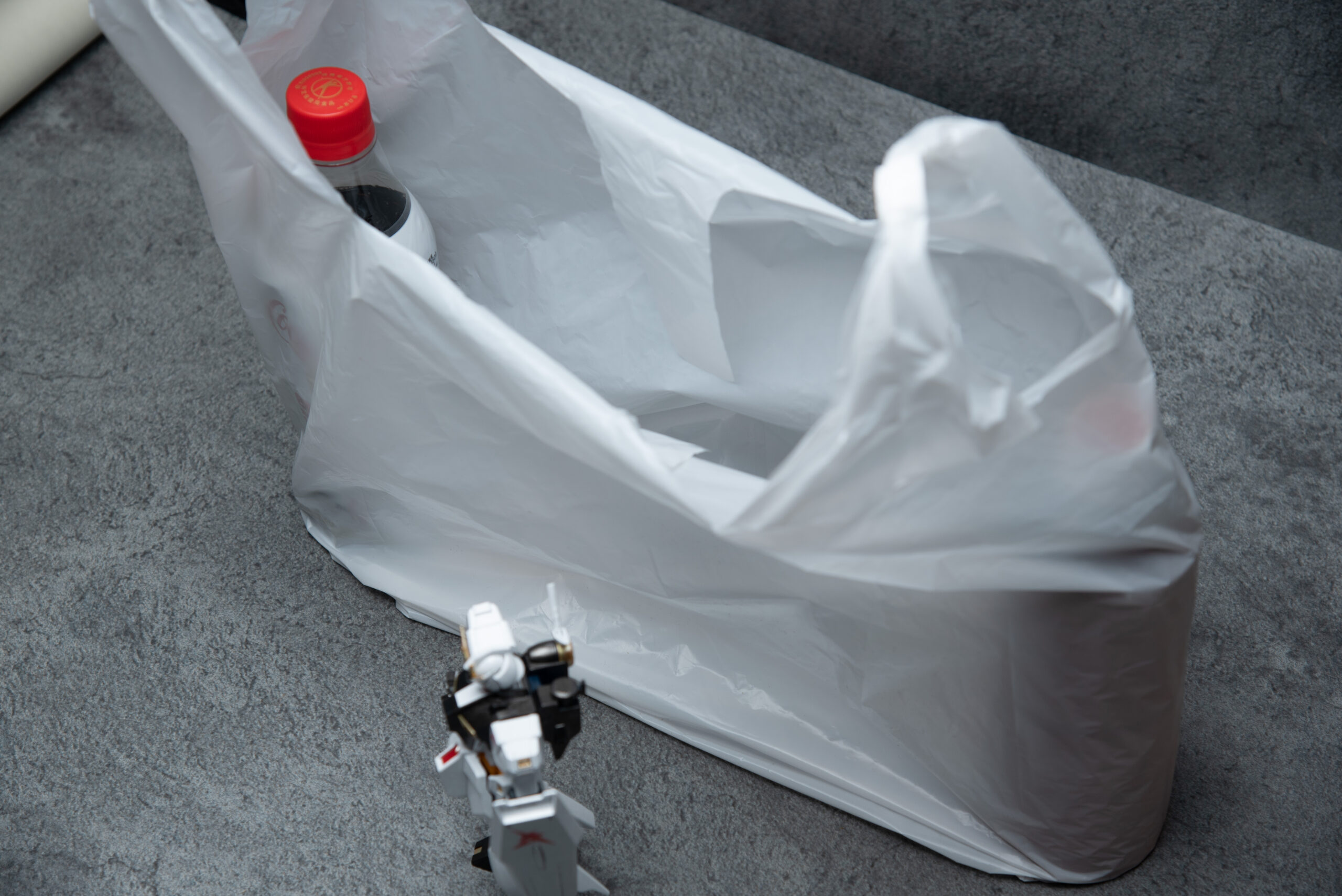 レジ袋が上手く張れない時は、ペットボトルやチップスターなどをレジ袋の両端に立ててあげると自立します。
